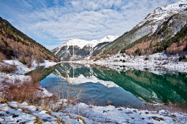 French Pyrenees: Dãy núi French Pyrenees có độ cao 3.400 m và chạy dài 430km dọc biên giới giữa Tây Ban Nha và Pháp. Tới đây vào dịp cuối tuần, du khách có cơ hội chiêm ngưỡng phong cảnh đẹp, hồ nước trong xanh và thung lũng sông băng.