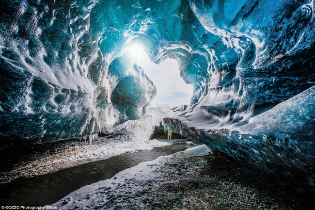 Vatnajokull, Iceland: Cảnh quan siêu thực của vườn quốc gia Vatnajokull đã được lựa chọn làm bối cảnh cho nhiều bộ phim nổi tiếng như Interstellar, Batman Begins, Lara Croft: Tomb Raider và Game of Thrones. Điểm tham quan hấp dẫn ở đây bao gồm suối nước nóng, hẻm núi và núi lửa ngầm.