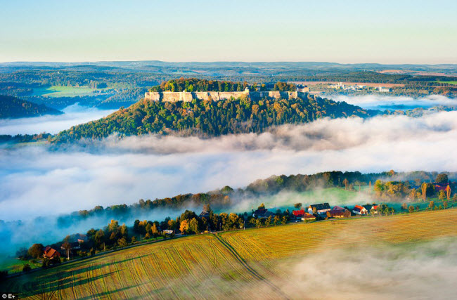 Saxon Switzerland, Đức:&nbsp; Được kiến tạo qua quá trình xói mòn kéo dài hàng trăm triệu năm, vườn quốc gia Saxon Switzerland là địa điểm lý tưởng dành cho những du khách đam mê leo núi và khám phá phong cảnh. Bạn có thể lên pháo đài Konigstein và ngắm cảnh dọc sông Elbe.