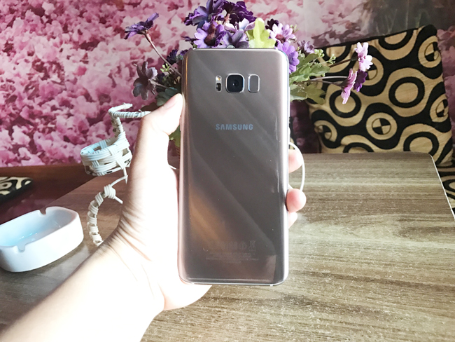 Mặt lưng của Galaxy S8+ tiếp tục phủ kính, camera có thiết kế phẳng, bên cạnh là đèn flash LED và cảm biến vân tay.