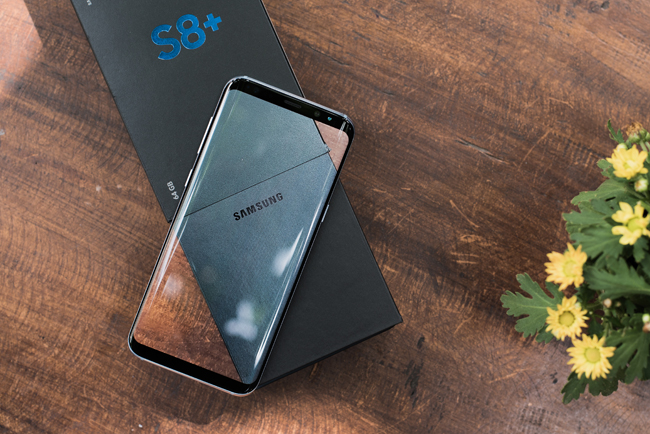 Galaxy S8+ sở hữu màn hình lên tới 6,2 inch, nhưng chỉ gói gọn trong kích thước nhỏ 159.5 x 73.4 x 8.1 mm, trọng lượng 173 gram.