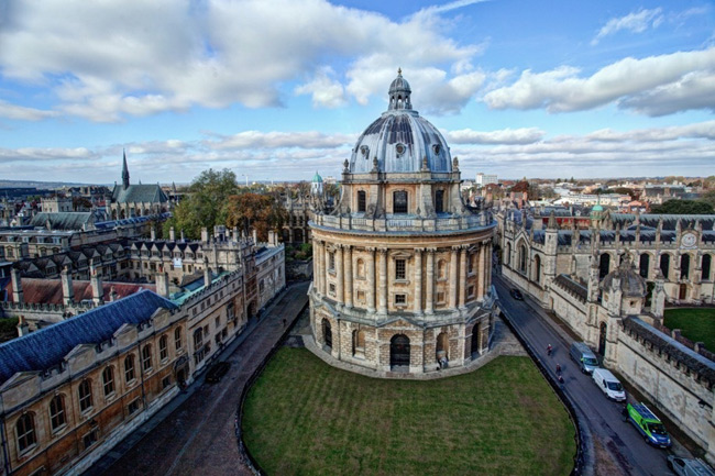 2. Đại học Oxford, Anh. Ngôi trường danh giá bậc nhất thế giới không chỉ nổi tiếng về chất lượng giáo dục hàng đầu mà còn sở hữu phong cách kiến trúc điển hình thế kỷ 18 với tòa tháp vàng uy nghiêm, đài quan sát Radcliffe là điểm nhấn hoàn hảo trong khuôn viên trường.