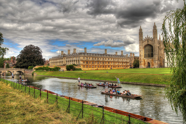 3. Đại học Cambridge, Anh. Sẽ thật thiếu sót khi nhắc đến Oxford mà quên đề cập tới Cambridge, trường đại học lớn thứ hai tại xứ sương mù. Khung cảnh của ngôi trường nổi bật với khu nhà thờ King&#39;s College nằm dọc bên bờ sông thơ mộng như 1 bức tranh tuyệt đẹp.