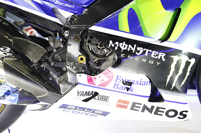 YZR-M1 sở hữu động cơ 1.000 phân khối, là siêu xe được đội&nbsp;Yamaha Factory Racing sử dụng trong các giải đua xe thế giới như MotoGP.