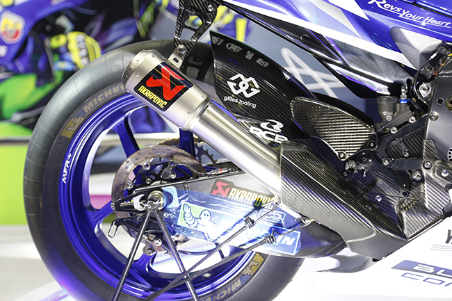 Cách đây không lâu,&nbsp;tay đua mô tô số 1 thế giới là Valentino Rossi&nbsp;thuộc đội Yamaha Factory Racing cũng đã xuất hiện tại TP.HCM để dán lá cờ Việt Nam lên siêu xe thể thao YZR-M1.