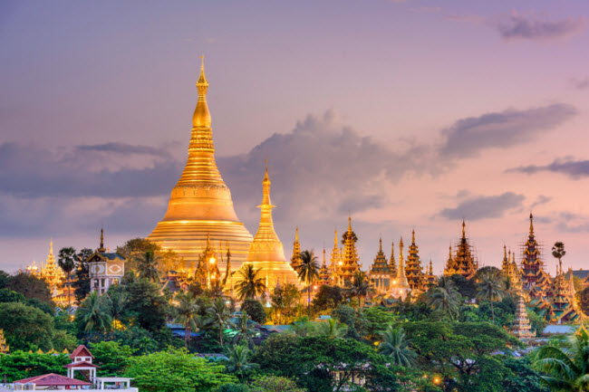 Chùa Shwedagon: Đây là một công trình tôn giáo quan trọng&nbsp;và là&nbsp;địa điểm du lịch hấp dẫn nhất tại thành phố Yangon. Tới đây, du khách có thể chiêm ngưỡng các tòa tháp chứa hài cốt của nhà sư hay cổng được trạm rồng.