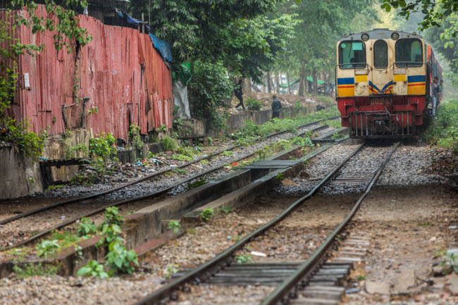 Đoàn tàu được đóng bởi đế quốc&nbsp;Anh vào những năm 1950 và không thay đổi nhiều từ đó cho đến nay. Một điều lưu ý là đoàn tàu không có khu vệ sinh, nhưng bạn có thể xuống tàu và “giải tòa nỗi buồn” tại các ngôi làng nhỏ dọc đường ray.