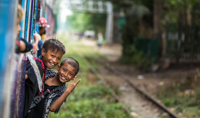 Đoàn tàu chạy vòng tròn: Nếu du khách không có thời gian khám phá vùng ngoại ô Yangon, hãy tới nhà ga trung tâm và bắt chuyến tàu chạy xung quanh thành phố để trải nghiệm cuộc sống của người dân ở nơi đây.