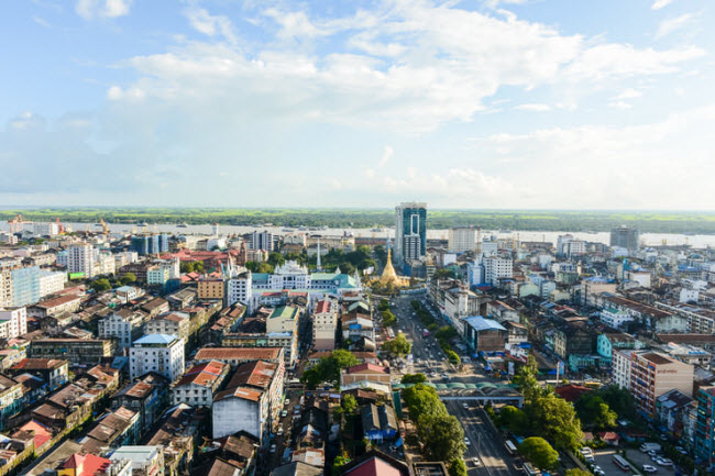 Du khách có thể tới thăm ngôi chùa Sule vào tất cả thời gian trong ngày, nhưng bạn nên đến vào lúc sáng sớm để có thể gặp nhiều nhà sư ở đây.