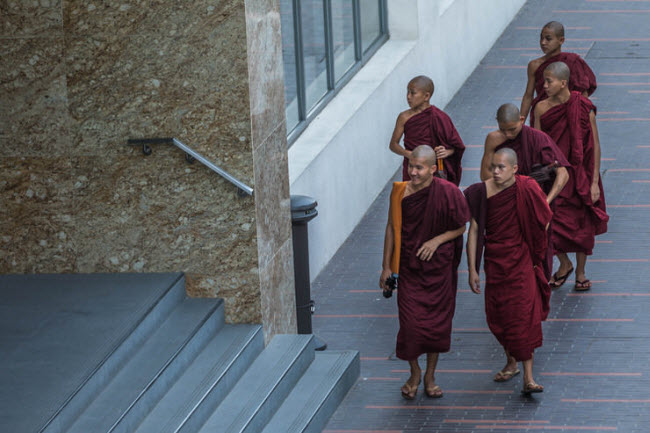 Các công ty du lịch thường tổ chức tour đi bộ khám phá thành phố Yangon vào cả buổi sáng và chiều, rất thuận tiện cho du khách.