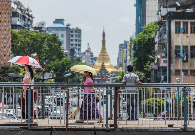 Đi bộ:&nbsp;Một trong những cách thú vị nhất để khám phá thành phố Yangon là đi bộ cùng hướng dẫn viên địa phương. Du khách có thể cảm nhận được cuộc sống đa dạng của người dân ở nơi đây.