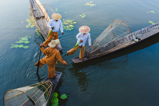 Du khách cũng có thể tham gia hành trình từ Kalaw tới hồ Inle để khám phá phong cảnh và trải nghiệm cuộc sống của người dân địa phương.