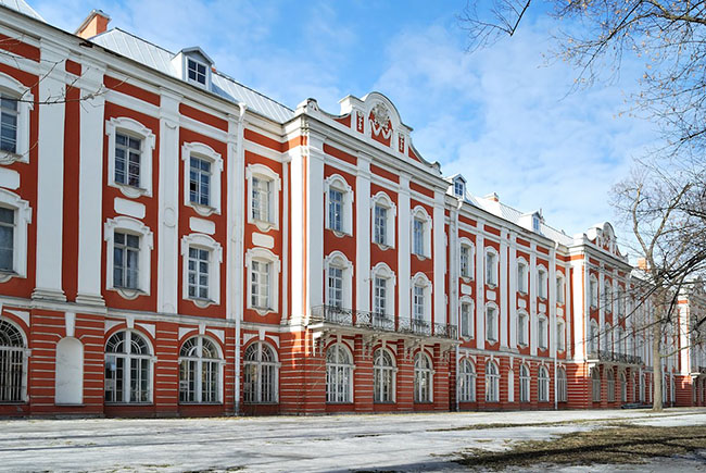 6. Đại học Tổng hợp St Petersburg được coi là 1 trong những trường đại học lâu đời nhất ở Nga với tòa nhà chính dài trên 400m.