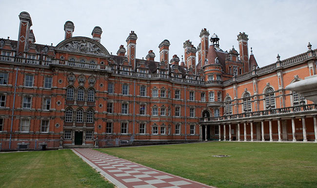 5. Đại học Royal Holloway, Egham là một trong những trường đại học đẹp nhất nước Anh với những tòa nhà xây dựng theo phong cách Gothic cổ kính. Trường đại học này cũng từng được sử dụng làm trường quay cho bộ phim &#34;Tu viện Downton&#34;.