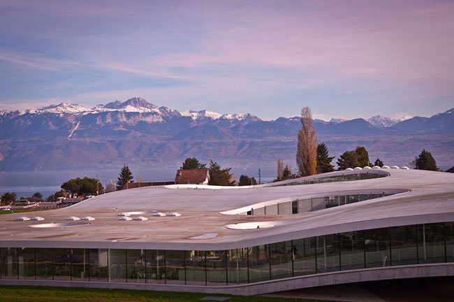 13. &nbsp;Đại học École Polytechnique Fédérale de Lausanne, Thụy Sĩ có thiết kế ấn tượng, hiện đại. Trong hình là Trung tâm Đào tạo Rolex - một trong những tòa nhà ấn tượng nhất khuôn viên trường, được thiết kế bởi công ty kiến ​​trúc Nhật SANAA.