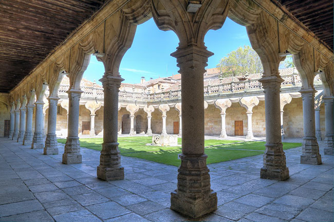 17. Đại học Salamanca là ngôi trường lâu đời nhất Tây Ban Nha, nổi tiếng với kiến ​​trúc Baroque.