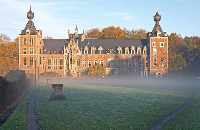 25. Đại học Leuven, Bỉ với tòa nhà trung tâm tuyệt đẹp, nó từng là 1 lâu đài cổ có niên đại từ thế kỷ 15.