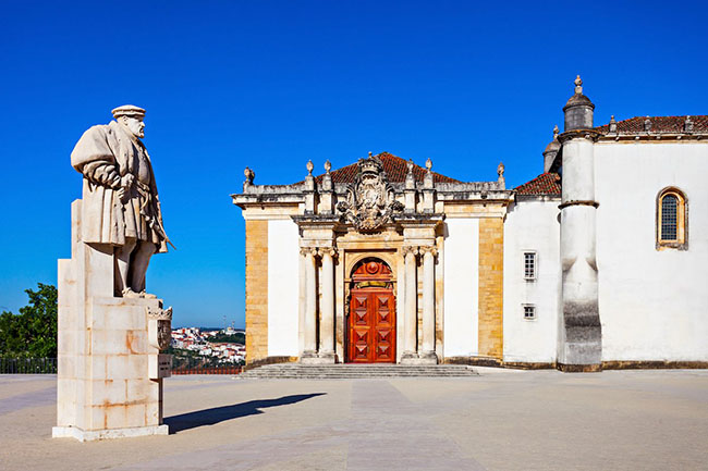 28. Đại học Coimbra là trường đại học lâu đời nhất Bồ Đào Nha.&nbsp;Những bức tượng lớn trong khuôn viên, bao gồm cả một bức tượng Vua João III nằm bên lối vào dẫn đến thư viện Joanina là niềm tự hào của ngôi trường này.