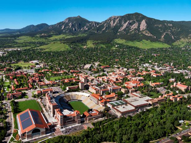 3. Đại học Colorado Boulder &nbsp;được làm bằng nguyên liệu chính là đá sa thạch của địa phương, nổi bật với phần mái che màu đỏ tươi. Trường tọa lạc dưới chân núi Rocky có không gian xanh mướt tạo nên cảnh quan tuyệt đẹp, không hề thua kém bất cứ khu nghỉ dưỡng hạng sang nào.