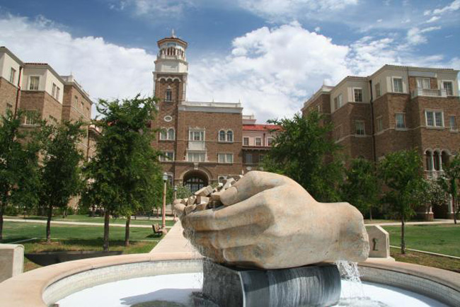 5. Đại học Texas Tech - Lubbock, Texas được lấy cảm hứng từ phong cách kiến trúc Renaissance, Tây Ban Nha. Bức tượng 2 bàn tay ôm bảng chữ cái là biểu tượng của trường có ý nghĩa là bảo vệ và phát triển tri thức nhân loại.