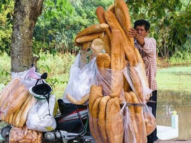 Dân mạng “phát sốt” với bánh mì “khổng lồ” ở An Giang
