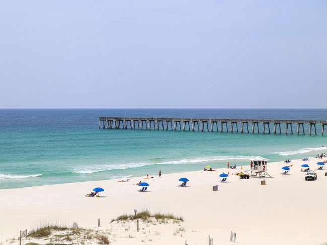 Pensacola Beach, bang Florida: Được tạp chí du lịch TripAdvisor đánh giá nằm trong danh sách 10 bãi biển đẹp nhất nước Mỹ, Pensacola Beach nổi tiếng với bãi cát trắng và nước biển xanh như ngọc. Tại đây, du khách có thể tham gia hoạt động câu cá hay thưởng thức hải sản tươi&nbsp;ngon.