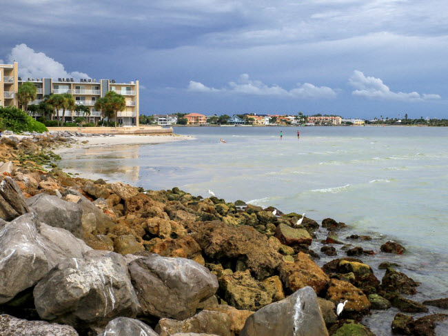 St. Pete Beach, bang Florida: Du khách có thể tận hưởng bãi cát trắng dài và hoang sơ. Thị trấn Pass-A-Grille cạnh đó nổi tiếng với những khu nghỉ dưỡng lâu đời và tiện nghi.