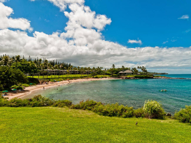 Ka&#39;anapali Beach, Maui: Dọc bãi biển này là những khu nghỉ dưỡng sang trọng từng dành cho các thành viên của hoang gia Maui. Bãi biển này nổi tiếng với cát trắng mịn và nước trong xanh.