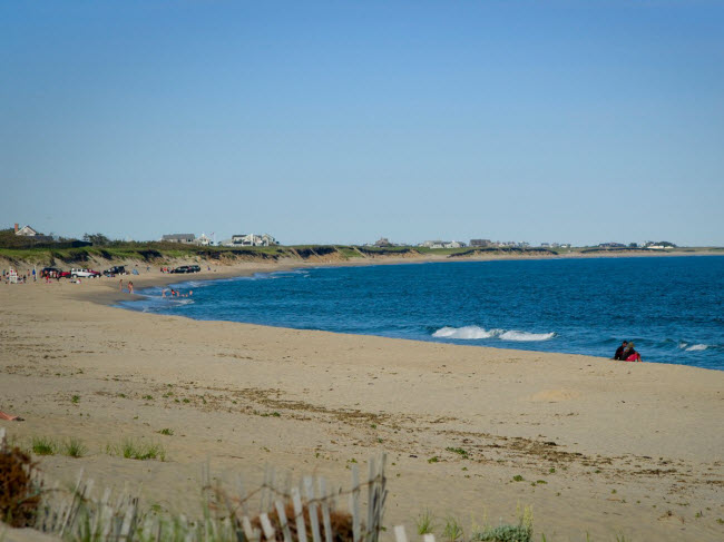 Nantucket, bang Massachusetts: Bạn có cảm giác như quay ngược&nbsp;lại thời gian khi bước vào những ngôi nhà đơn sơ và đường phố lát đá cuội. Hòn đảo Nantucket nổi tiếng với các bãi biển đẹp như Surfside Beach nơi du khách có thể tổ chức picnic, thả diều và ngắm cảnh.