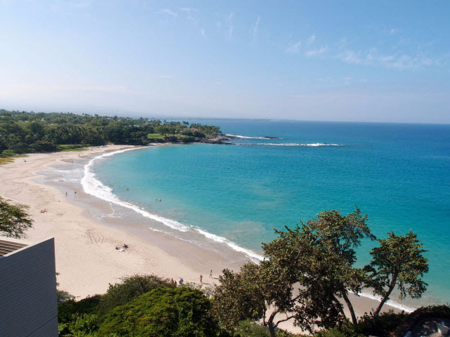 Mauna Kea Beach, Hawaii: Với mặt nước tĩnh và dải cát hình lưỡi liềm, bãi biển này là địa điểm lý tưởng cho những người thích bơi. Hệ sinh thái biển ở đây cũng rất đa dạng thích hợp cho hoạt động lặn ống thở.