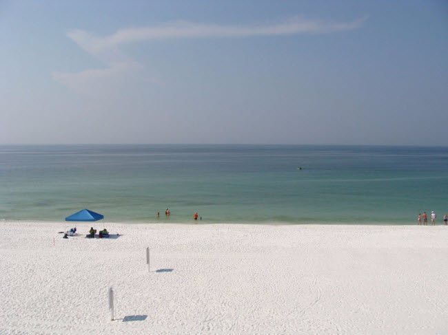 Henderson Beach, bang Florida: Bãi biển có cát trắng nước trong xanh như ngọc và đặc biệt không đông đúc. Nơi đây cũng có khu dành cho các gia đình tổ chức picnic và tiệc ngoài trời.