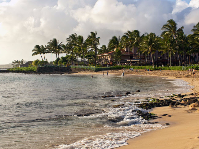 Poipu Beach, Hawaii: Được nhân viên cứu hộ bảo vệ 7 ngày/tuần, Poipu Beach là bãi biển an toàn nhất trên quần đảo Hawaii. Tại đây, du khách có cơ hội ngắm cá voi lưng gù rùa biển xanh và hải cẩu.