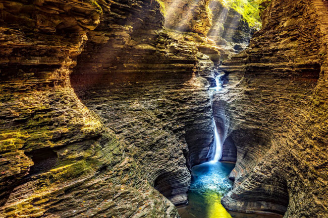 Thác chảy xuống khe núi trong vườn quốc gia Watkins Glen, bang New York.