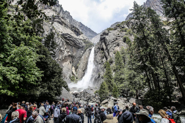 Du khách đổ tới thác Lower Yosemite trong vườn quốc gia Yosemite, bang California.