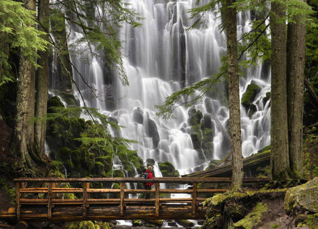 Thác Ramona trong rừng quốc gia Núi Hood ở bang Oregon.