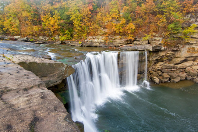 Thác Cumberland trong vườn quốc gia cùng tên gần thành phố Corbin, bang Kentucky.