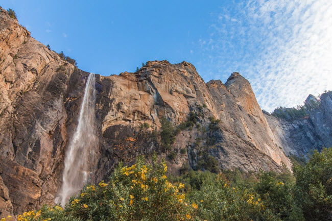 Thác Bridalveil nằm trong vườn quốc gia Yosemite, bang California.