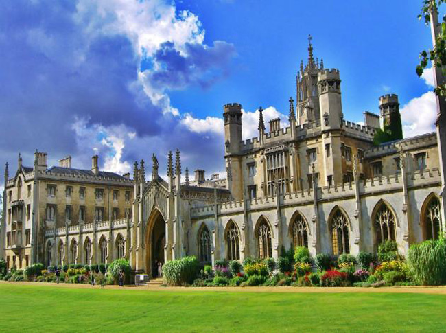 9. Đại học Cambridge được xây dựng theo phong cách kiến trúc Gothic với nhà thờ King&#39;s College Chapel trong khuôn viên tạo nên 1 cảnh quan vô cùng ấn tượng.