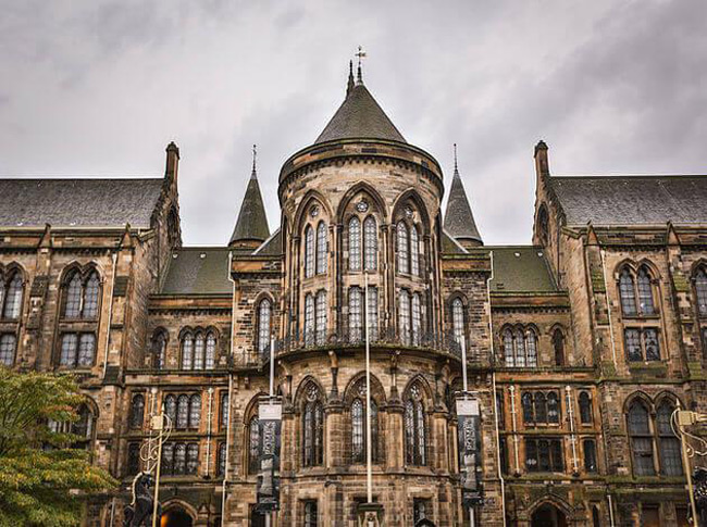 17. Đại học Glasgow trông giống như 1 tòa lâu đài lộng lẫy, uy nghi.