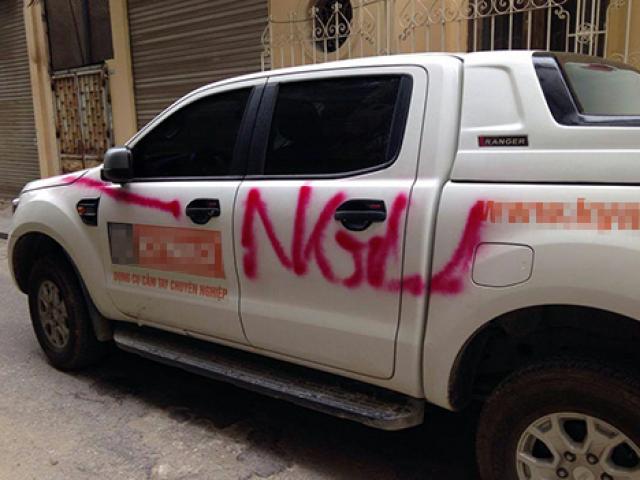 Ô tô đậu trong ngõ bị đè đá, viết chữ ”NGU” trên thân xe