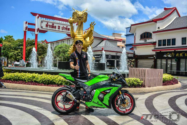 Siêu xe thể thao Kawasaki ZX-10R vốn dĩ đã sở hữu các tính năng độc đáo riêng với sức mạnh khủng khiếp từ bộ động cơ 1000 cc. Tuy nhiên qua sự khéo léo và cảm quan thẩm mỹ của dân chơi Thái Lan, mẫu xe này được độ còn đem lại cảm giác đặc biệt bắt mắt.