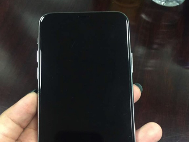 HOT: iPhone 8 lộ ảnh trần trụi, đẹp không tì vết