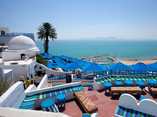 Sidi Bou Said, Tunisia: Nằm trên vách núi dựng đứng nhìn xuống biển Địa Trung Hải, Sidi Bou Said gây ấn tượng với phong cảnh đẹp cùng các cửa hàng, chợ nghệ thuật và quán cà phê nằm dọc đường phố lát đá cuội.