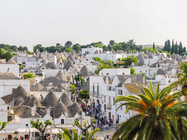 Alberobello, Italia: Thị trấn này nổi tiếng với những ngôi nhà bằng đá vôi cổ kính được UNESCO công nhận là di sản thế giới. Thị trấn cũng hấp dẫn du khách nhờ phong cảnh đẹp và ẩm thực truyền thống.