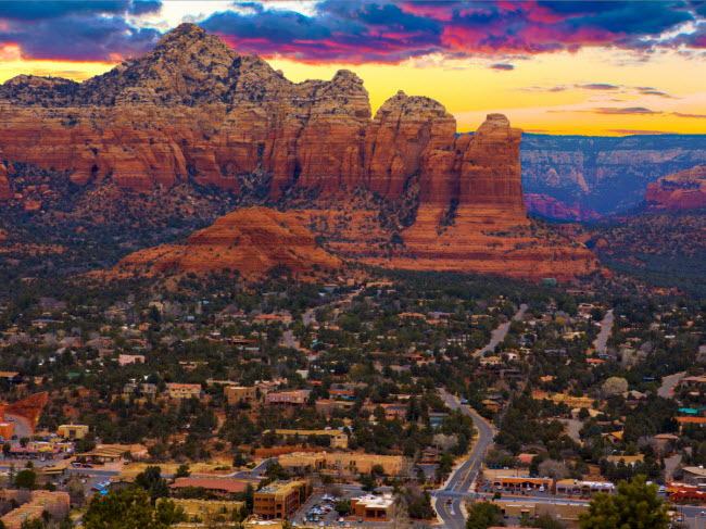 Sedona, Mỹ: Đây là một trong những thị trấn nhỏ hấp dẫn nhất ở Mỹ, nhờ những dãy núi sa thạch màu đỏ đẹp ngoạn mục. Tại khu vực Uptown, du khách có nhiều nhà hàng, khách sạn, cửa hàng mua sắm và triển lãm tranh để lựa chọn.