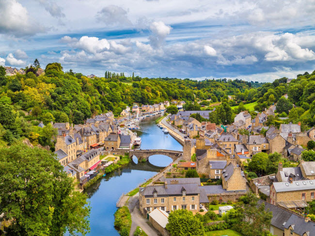 Dinan, Pháp: Thị trấn này có hướng nhìn tuyệt đẹp ra sông Rance ở vùng Brittany. Tại đây, du khách có thể dạo qua những đường phố cổ kính với nhiều triểm lãm nghệ thuật và cửa hàng bán đồ thủ công.