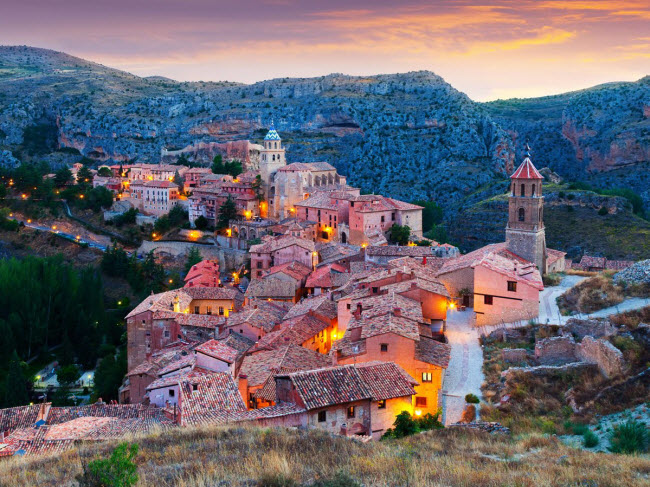 Albarracín, Tây Ban Nha: Nằm trên đỉnh núi nhìn xuống sông Río Guadalaviar, thị trấn Albarracín giúp du khách có cảm giác như được trở lại quá khứ. Nơi đây gây ấn tượng với những ngôi nhà cổ, pháo đài và đường phố như mê cung.