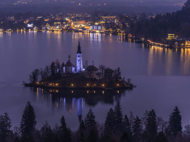 Bled, Slovenia: Thị trấn này nổi tiếng với phong cảnh đẹp, bao gồm nhà thờ nằm trên đảo nhỏ nằm giữa hồ nước xanh như ngọc, các lâu đài cổ trên vách núi đá và đỉnh Julian thuộc dãy Alps. Bled cũng có nhiều hoạt động ngoài trời như đi bộ leo núi, đạp xe và chèo thuyền.