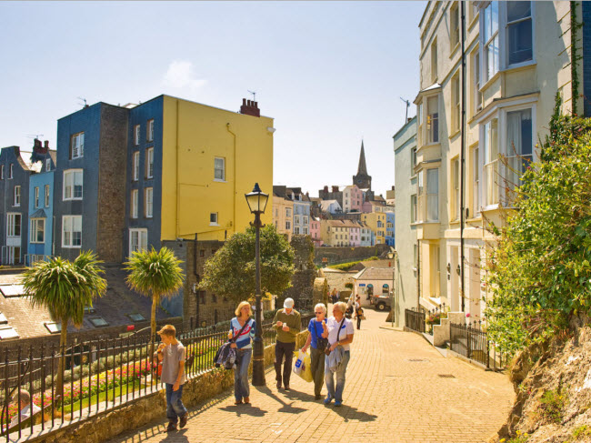 Tenby, Xứ Wales: Tại đây, du khách có thể trải nghiệm những bãi biển hoang sơ, đường phố lát đá cuội với nhiều nhà hàng, cửa hàng, quán cà phê và hộp đêm. Những bức tường thành từ thời Trung cổ của thị trấn vẫn tồn tại đến ngày nay.