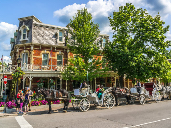 Niagara-on-the-Lake, Canada: Nằm ở trung tâm vùng rượu vang của tỉnh Ontario, thị trấn Niagara-on-the-Lake gây ấn tượng với những chiếc xe ngựa trên đường phố, quán bar và khách sạn cổ kính. Tại khu mua sắm, bạn có thể tìm thấy nhiều cửa hàng thời trang, quán cà phê và nhà hàng.